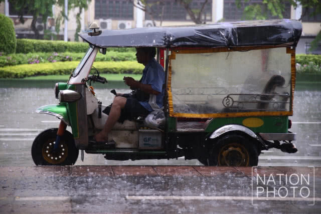 ฝนถล่มกรุง หลายพื้นที่น้ำท่วมหนัก
