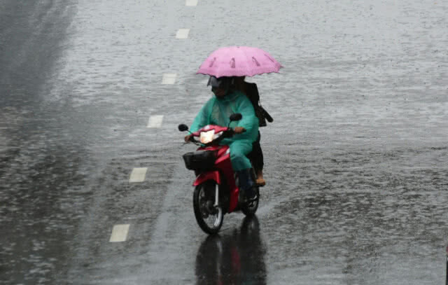 (ภาพชุด) ปชช.ทั่วกทม.และปริมณฑล ประสบปัญหาฝนตก การจราจรติดขัด