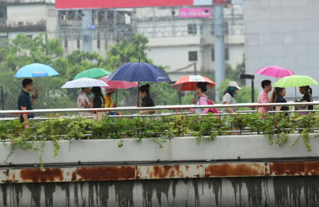 (ภาพชุด) ปชช.ทั่วกทม.และปริมณฑล ประสบปัญหาฝนตก การจราจรติดขัด