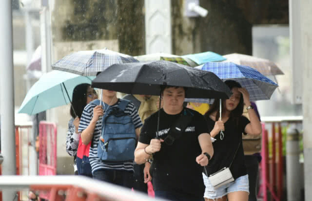 (ภาพชุด) ปชช.ทั่วกทม.และปริมณฑล ประสบปัญหาฝนตก การจราจรติดขัด
