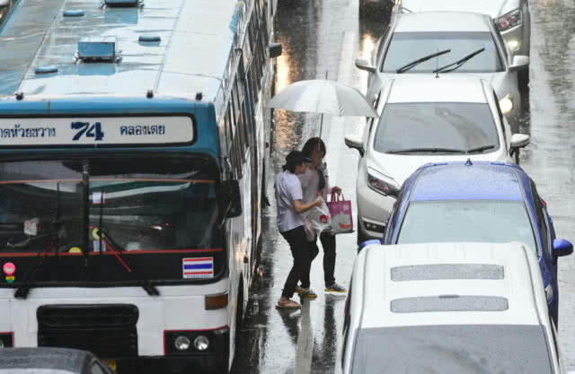 (ภาพชุด) ปชช.ทั่วกทม.และปริมณฑล ประสบปัญหาฝนตก การจราจรติดขัด