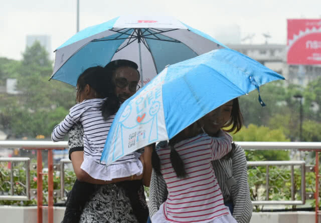 (ภาพชุด) ปชช.ทั่วกทม.และปริมณฑล ประสบปัญหาฝนตก การจราจรติดขัด