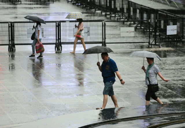 (ภาพชุด) ปชช.ทั่วกทม.และปริมณฑล ประสบปัญหาฝนตก การจราจรติดขัด