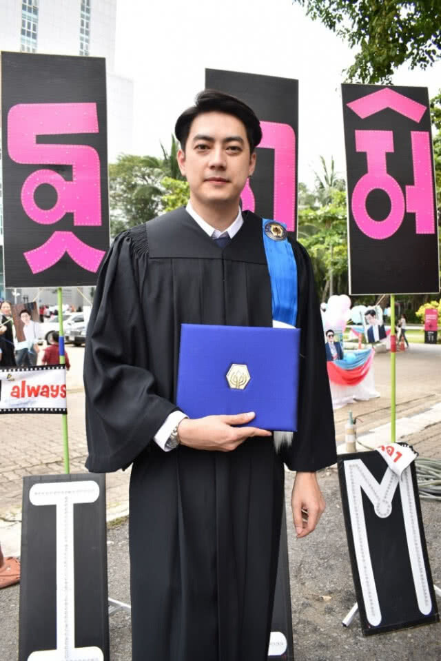 "ฟิล์ม" สุดแฮปปี้! ทำฝันเป็นจริงคว้าปริญญาโทได้สำเร็จ