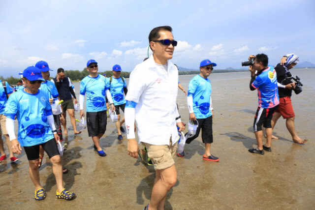 (ภาพชุด)รมว.ท่องเที่ยวจับมือเนชั่นทีวีและมิตซูบิชิ ร่วมปลูกหญ้าทะเลหาดปากเมง หนุนท่องเที่ยวยั่งยืน