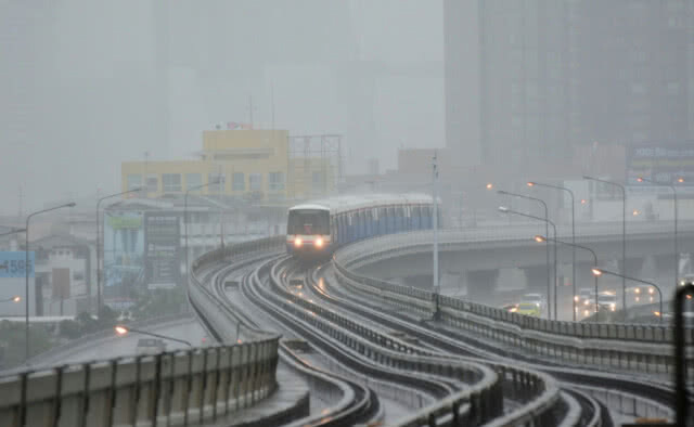 (ภาพชุด) ปชช.ทั่วกทม.และปริมณฑล ประสบปัญหาฝนตก การจราจรติดขัด