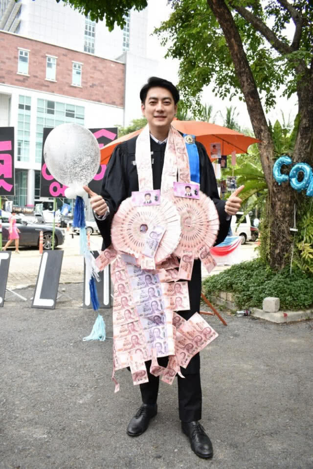 "ฟิล์ม" สุดแฮปปี้! ทำฝันเป็นจริงคว้าปริญญาโทได้สำเร็จ