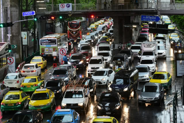 (ภาพชุด) ปชช.ทั่วกทม.และปริมณฑล ประสบปัญหาฝนตก การจราจรติดขัด