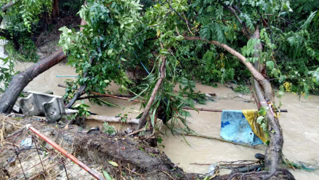 ผลจากอิทธิพลพายุฤดูร้อน ฝนตกต่อเนื่องตลิ่งทรุด