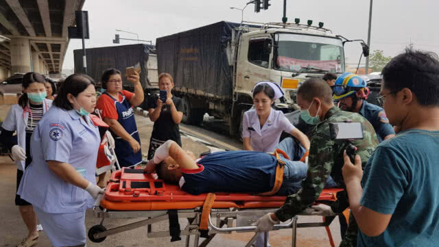 18 ล้อชนกระบะกลางสี่แยกสองพ่อลูกเจ็บหนัก (มีคลิป)