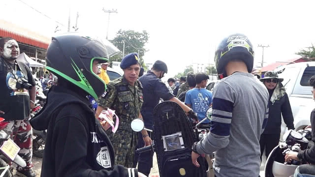 ตั้งจุดคัดกรองป้องกันเหตุวิวาทวันไหลส่งท้ายสงกรานต์ซอยคุณพระ