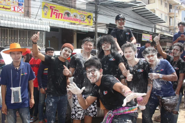 ตั้งจุดคัดกรองป้องกันเหตุวิวาทวันไหลส่งท้ายสงกรานต์ซอยคุณพระ