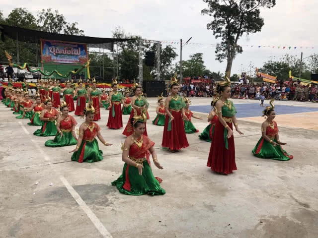 ชาวอ.ยางชุมน้อยกว่าพันคนแห่บั้งไฟ รำถวายพญาแถนขอฝนทำนา(มีคลิป)