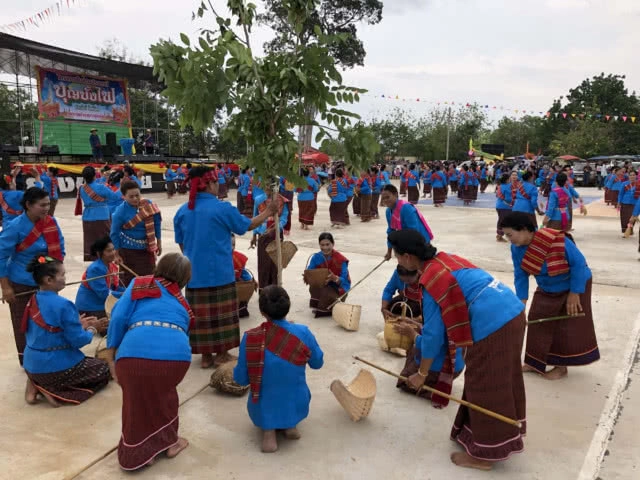 ชาวอ.ยางชุมน้อยกว่าพันคนแห่บั้งไฟ รำถวายพญาแถนขอฝนทำนา(มีคลิป)