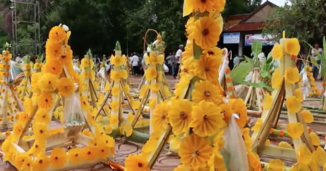 สุดยิ่งใหญ่! คนนับหมื่นร่วมแห่นาคและถวายต้นผึ้งพระธาตุศรีสองรัก(คลิป)