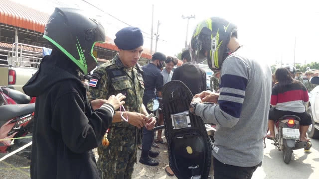 ตั้งจุดคัดกรองป้องกันเหตุวิวาทวันไหลส่งท้ายสงกรานต์ซอยคุณพระ