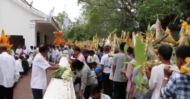 สุดยิ่งใหญ่! คนนับหมื่นร่วมแห่นาคและถวายต้นผึ้งพระธาตุศรีสองรัก(คลิป)