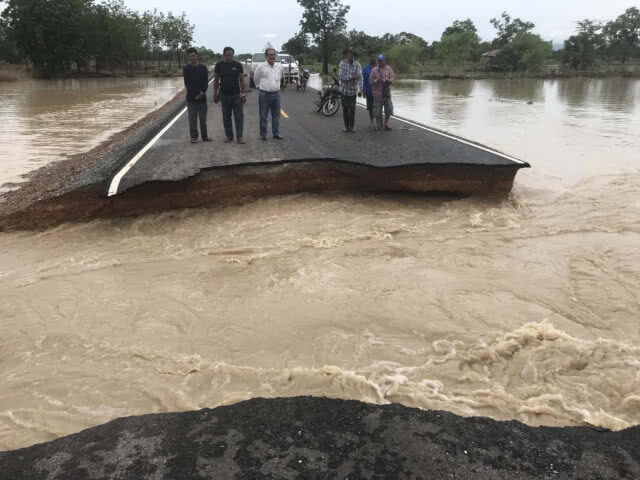 "ฝนถล่มสระแก้ว"