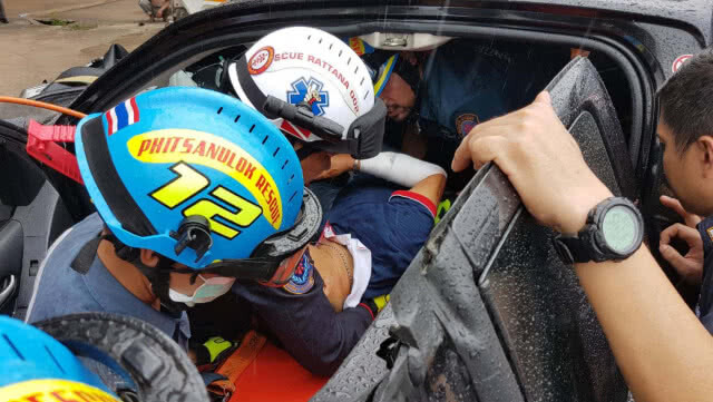 18 ล้อชนกระบะกลางสี่แยกสองพ่อลูกเจ็บหนัก (มีคลิป)