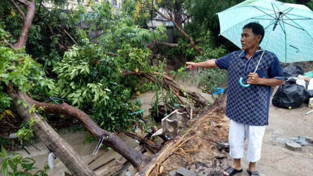 ผลจากอิทธิพลพายุฤดูร้อน ฝนตกต่อเนื่องตลิ่งทรุด