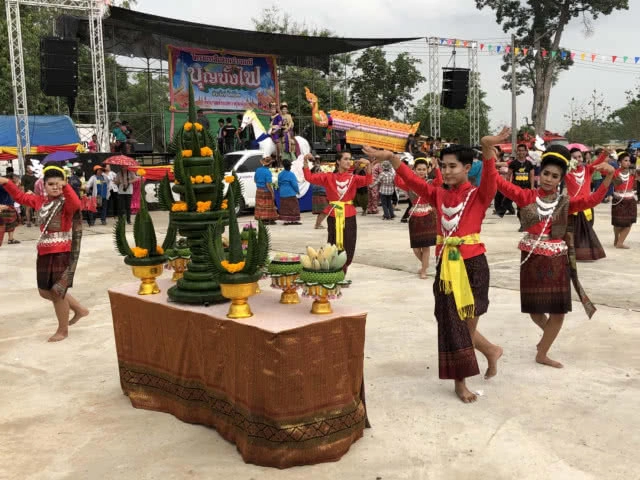 ชาวอ.ยางชุมน้อยกว่าพันคนแห่บั้งไฟ รำถวายพญาแถนขอฝนทำนา(มีคลิป)