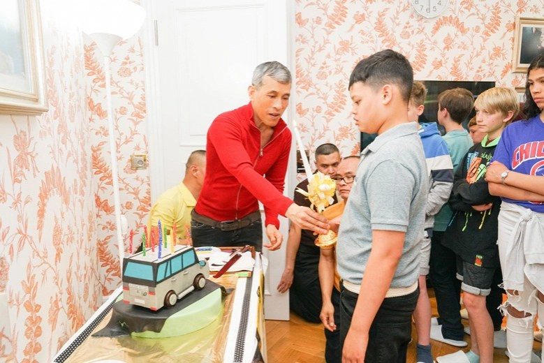 พระองค์ทีฯ ทรงตัดเค้กวันประสูติประทานแก่พระสหาย