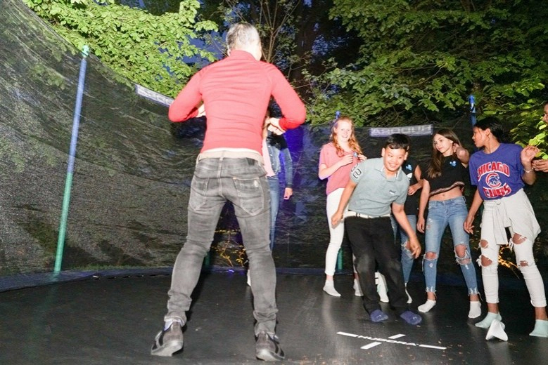 พระองค์ทีฯ ทรงตัดเค้กวันประสูติประทานแก่พระสหาย