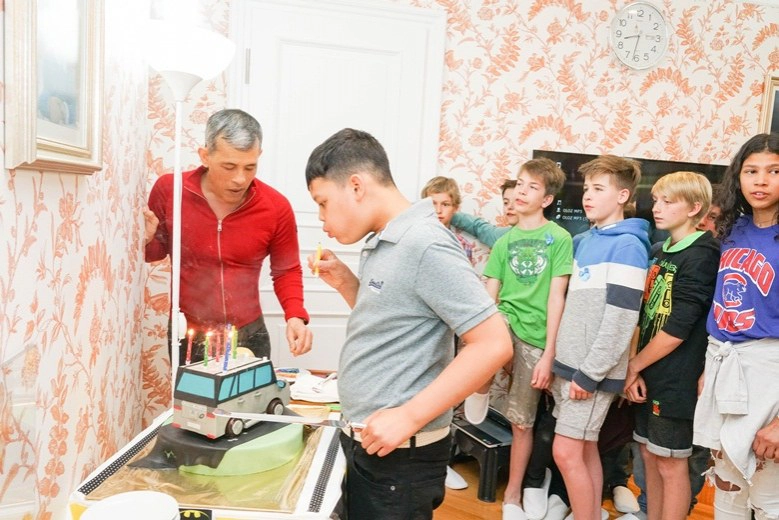 พระองค์ทีฯ ทรงตัดเค้กวันประสูติประทานแก่พระสหาย