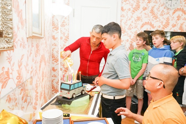 พระองค์ทีฯ ทรงตัดเค้กวันประสูติประทานแก่พระสหาย