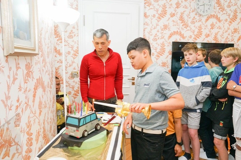 พระองค์ทีฯ ทรงตัดเค้กวันประสูติประทานแก่พระสหาย