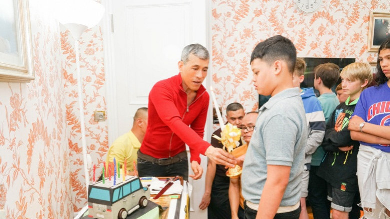 พระองค์ทีฯ ทรงตัดเค้กวันประสูติประทานแก่พระสหาย พระองค์ทีฯ ทรงตัดเค้กวันประสูติประทานแก่พระสหาย