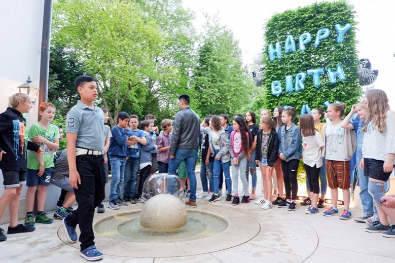 พระองค์ทีฯ ทรงตัดเค้กวันประสูติประทานแก่พระสหาย