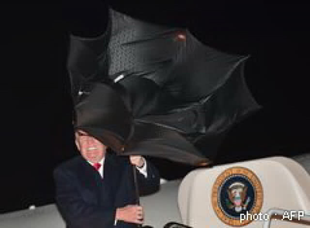 (ภาพชุด) "ทรัมป์" ทะเลาะกับร่ม