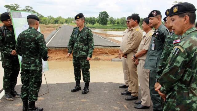 ทหาร กกล.บูรพาตรวจเยี่ยมหารือแก้ไขและฟื้นฟูน้ำท่วมอย่างเป็นระบบ(มีคลิป)
