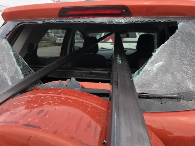 หวิดดับ! เบรครถแยกไฟแดง เหล็กพุ่งเสียบทะลุกระจกรถคันหน้า!