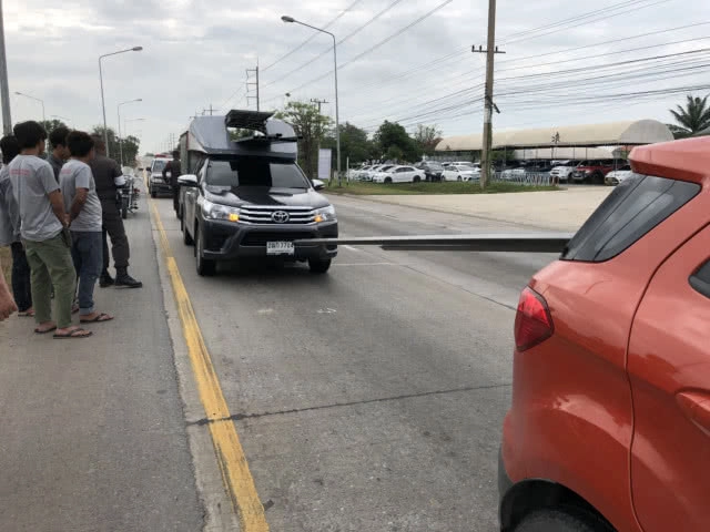 หวิดดับ! เบรครถแยกไฟแดง เหล็กพุ่งเสียบทะลุกระจกรถคันหน้า!