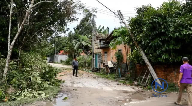 พายุถล่ม 3 หมู่บ้านอ.รือเสาะ จ.นราธิวาสเสียหาย61หลัง