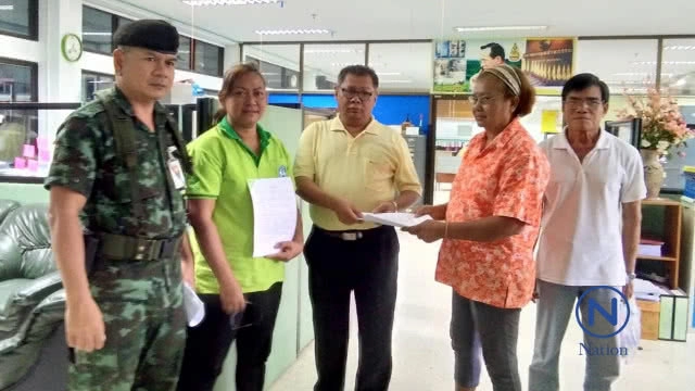 ชาวบ้านบุกศาลากลาง 
ดูใบอนุญาตตั้งโรงงานน้ำตาลวังสมบูรณ์