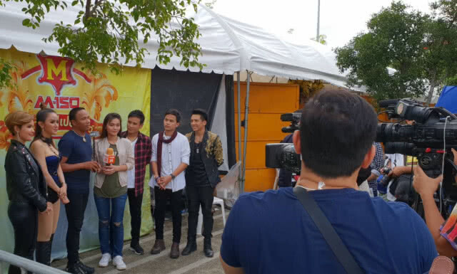 ศิลปินลูกทุ่งร่วมให้กำลังใจคนสู้ชีวิตในวันแรงงาน
