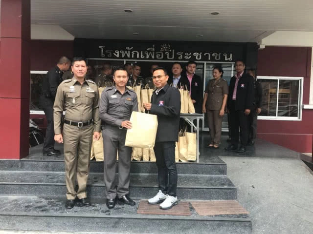 มอบเครื่องแบบใหม่ให้ข้าราชการตำรวจ สภ.เมืองปทุมฯ