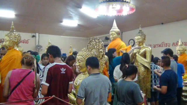 ผู้ใช้แรงงานแห่ไหว้พระศักดิ์สิทธิ์หลวงพ่อโสธรล้นเมืองแปดริ้ว