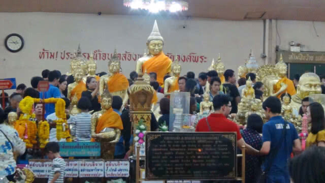 ผู้ใช้แรงงานแห่ไหว้พระศักดิ์สิทธิ์หลวงพ่อโสธรล้นเมืองแปดริ้ว