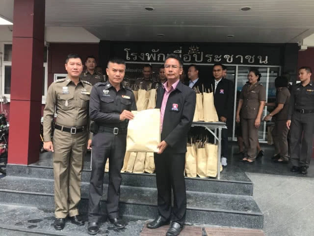 มอบเครื่องแบบใหม่ให้ข้าราชการตำรวจ สภ.เมืองปทุมฯ