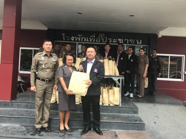 มอบเครื่องแบบใหม่ให้ข้าราชการตำรวจ สภ.เมืองปทุมฯ