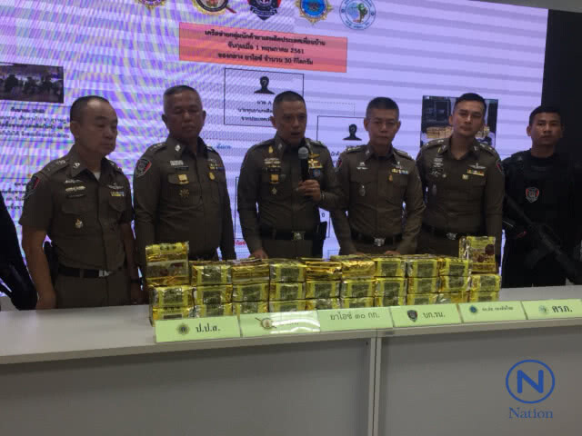 ตร.น้ำยกพลขึ้นบก!! รวบหนุ่มขนยาไอซ์ 30 กก.คาสนามบินดอนเมือง