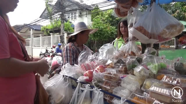 รถเข็นขวัญใจคนจน ตระเวนขายกับข้าวราคาถูก 5-12 บ.