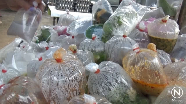 รถเข็นขวัญใจคนจน ตระเวนขายกับข้าวราคาถูก 5-12 บ.