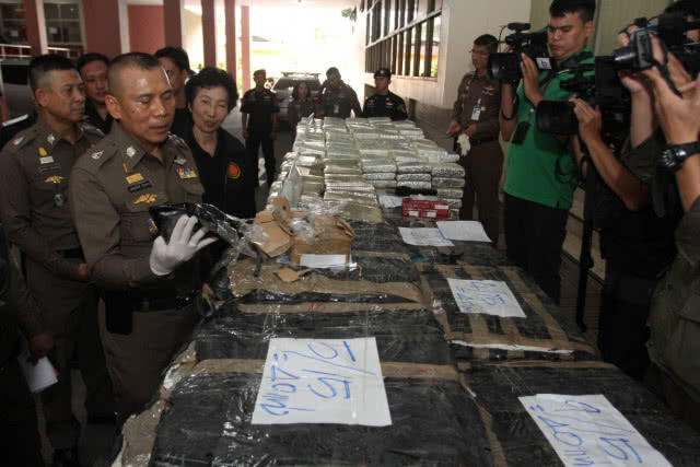 รวบนักค้ายานรกรายใหญ่กว่า 4 คดี ยึดยานรก-กัญชาเพียบ!!