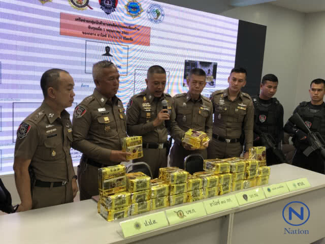 ตร.น้ำยกพลขึ้นบก!! รวบหนุ่มขนยาไอซ์ 30 กก.คาสนามบินดอนเมือง