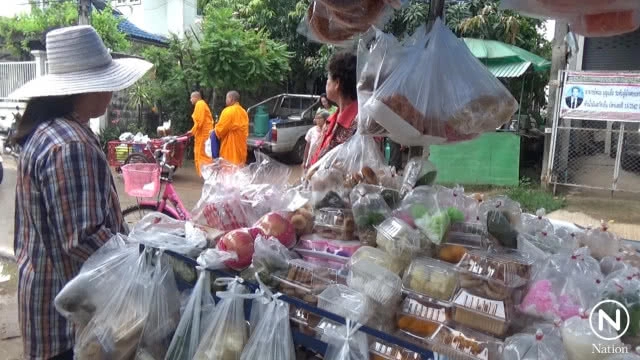 รถเข็นขวัญใจคนจน ตระเวนขายกับข้าวราคาถูก 5-12 บ.